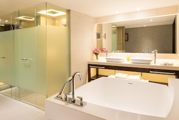 Pacific Club Select Studio, 1 King Bed, Marina Bay View, Lounge Access, High Floor
