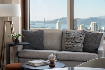 Studio Suite, 1 King Bed (Golden Gate View)