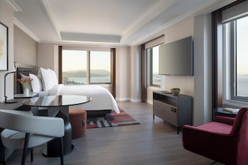 Premier Room, 1 King Bed (Bridge View)
