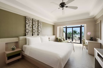 Deluxe Pool View King Room