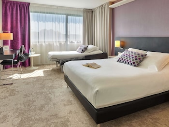 Family Room, 1 Queen Bed, Non Smoking (with Single Sofabed)