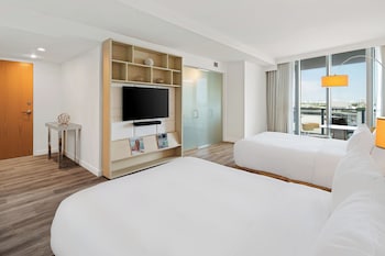Deluxe Double Queen Bay View with Balcony