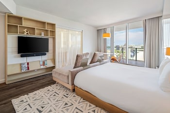 Deluxe Bay View King with Balcony