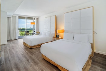 Deluxe Double Queen Bay View with Balcony