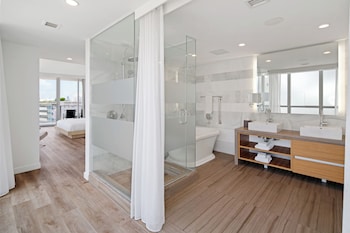 Corner Bay View Jr Suite King with Balcony