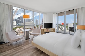 Corner Bay View Jr Suite King with Balcony
