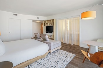 Deluxe Bay View King with Balcony