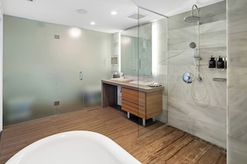 Corner Partial Bay View King