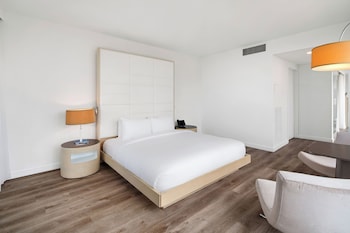 Corner Bay View Jr Suite King with Balcony