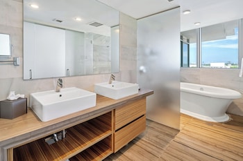 Deluxe Double Queen Bay View with Balcony