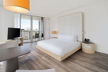 Corner Bay View Jr Suite King with Balcony