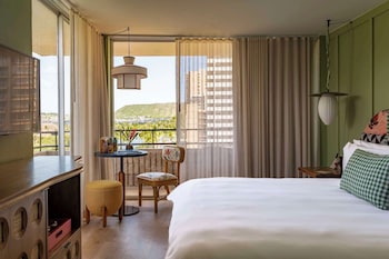 Premium Room, 1 King Bed, Corner (with Lanai, View)