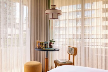 Room, 1 King Bed, Corner (with Lanai)