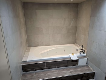 Suite, 1 King Bed, Non Smoking, Jetted Tub (Separate Living Room)
