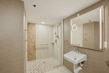 Standard Room, 1 King Bed, Roll-in Shower