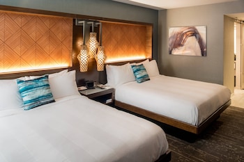 Room, 2 Queen Beds (Mobility Accessible, Tub)