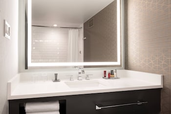 Room, 2 Queen Beds (Mobility Accessible, Tub)