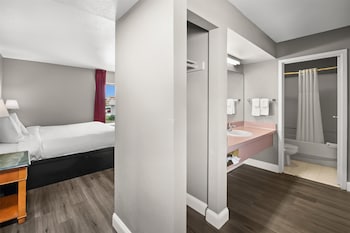 Suite, 1 King Bed, Kitchenette