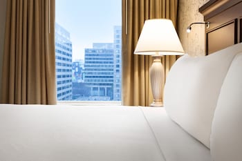 Junior Suite, 1 King Bed, Accessible Bathtub (Communications Accessible)