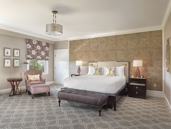 Deluxe Room, 1 King Bed, Bay View (Roll In Shower)