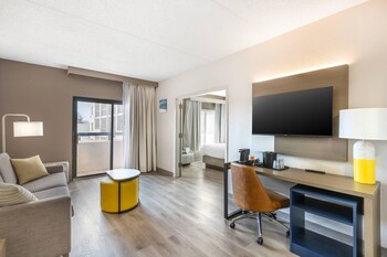Suite, 1 King Bed with Sofa bed, Non Smoking