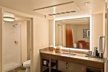 Deluxe Room, 2 Queen Beds, Hill View (Trailhead)