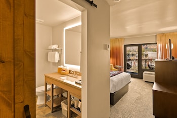 Premium Room, 1 Queen Bed (Courtyard)