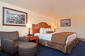 Standard Room, 1 Queen Bed, Non Smoking, Refrigerator & Microwave