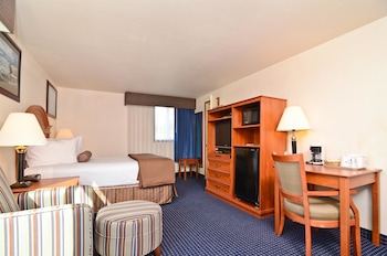 Standard Room, 1 Queen Bed, Non Smoking, Refrigerator & Microwave