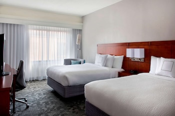 Room, 2 Queen Beds, Accessible (Mobility/Hearing Rollin Shower)