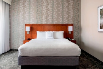 Superior Suite, 1 King Bed with Sofa bed, Balcony, Courtyard View