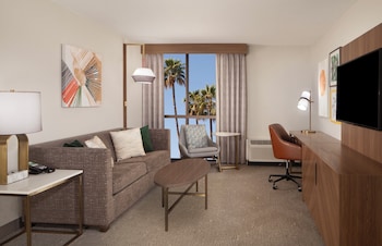 Suite, 1 Bedroom, Roll-in Shower (Communications, Roll Shwr)