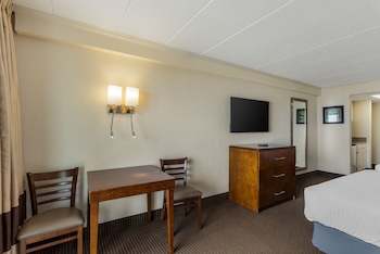 2 Queen Beds, Oceanfront, Accessible