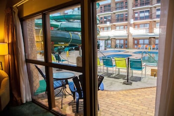 Deluxe Direct Pool Access Room, 1 King Bed