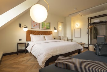Deluxe King Room