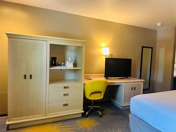 Standard Room, 1 Queen Bed