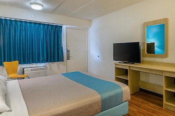 Standard Room, 1 Queen Bed, Accessible, Non Smoking