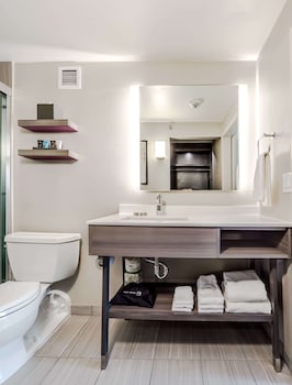 Room, 2 Queen Beds, Accessible (Mobility Tub)