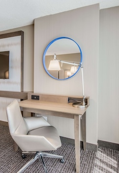 Suite, 1 King Bed, Accessible (Mobility Roll in Shower One Bedroom)