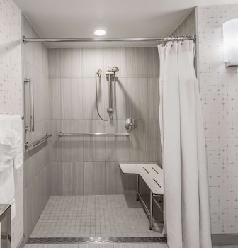 Room, 2 Queen Beds, Accessible (Mobility Roll in Shower)