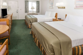 Efficiency, Room, 2 Queen Beds, Non Smoking