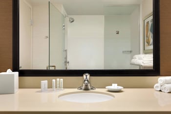 Room, 2 Queen Beds (Mobility Accessible, Tub)