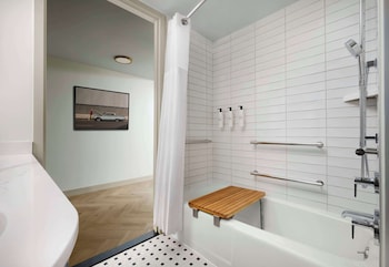 Deluxe Room, 1 King Bed
