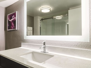 Deluxe Room, 1 King Bed, Accessible (Mobility Accessible)