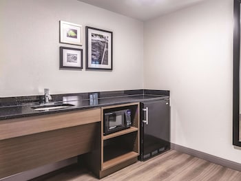 Deluxe Suite, 1 King Bed, Accessible (Mobility/Hearing Impaired Accessible)