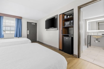 Room, 2 Queen Beds, Mobility Accessible, Non Smoking (Roll-in Shower)