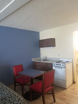 Room, 1 King Bed, Non Smoking (Efficiency, Poolside)