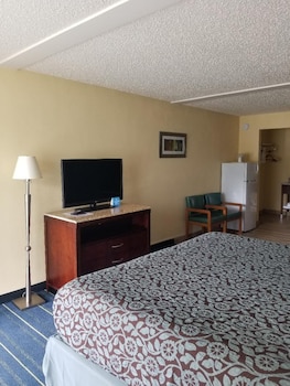 Room, 1 King Bed, Non Smoking (Efficiency, Poolside)