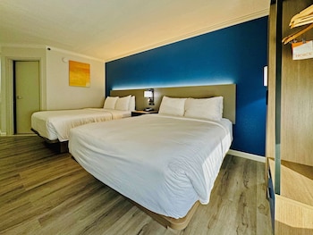 Room, 2 Queen Beds, Accessible, Non Smoking