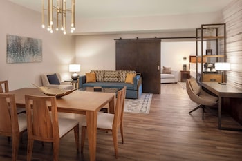 Suite, 1 King Bed (Parlor)